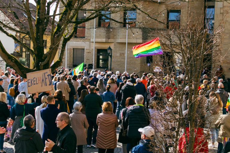 Demo für Demokratie und Menschenrechte – Östringen zeigt Flagge